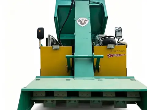 Self-propelled manure collection truck with front scraper
